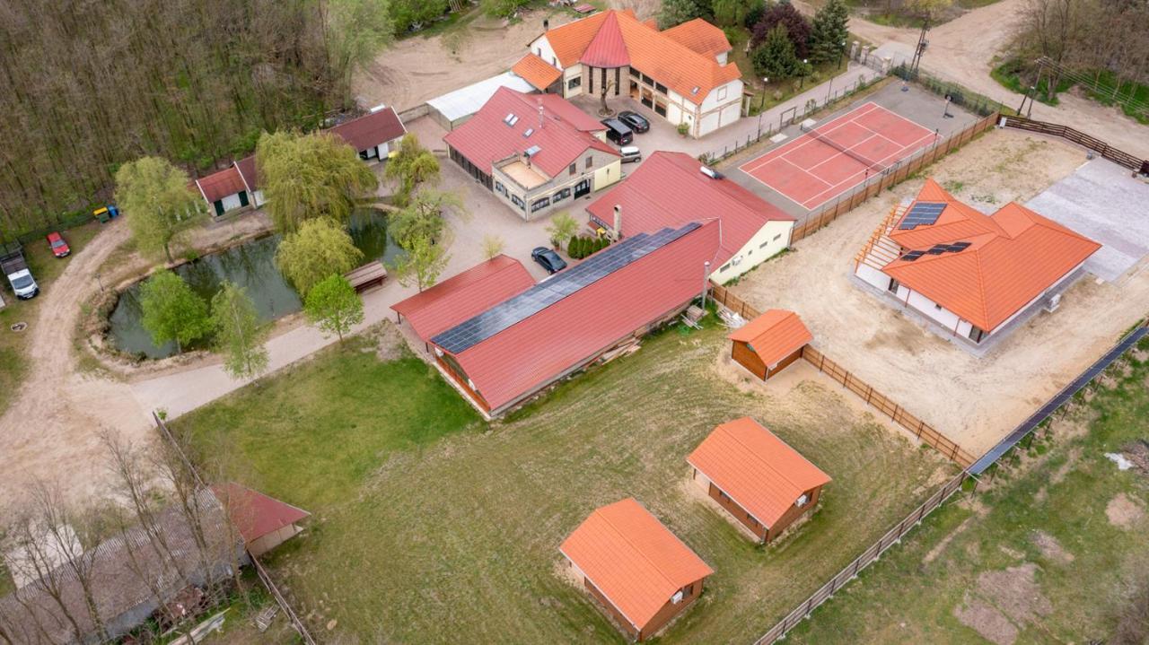 Kiraly Lovastanya Panzio Bed & Breakfast Janoshalma Exterior photo