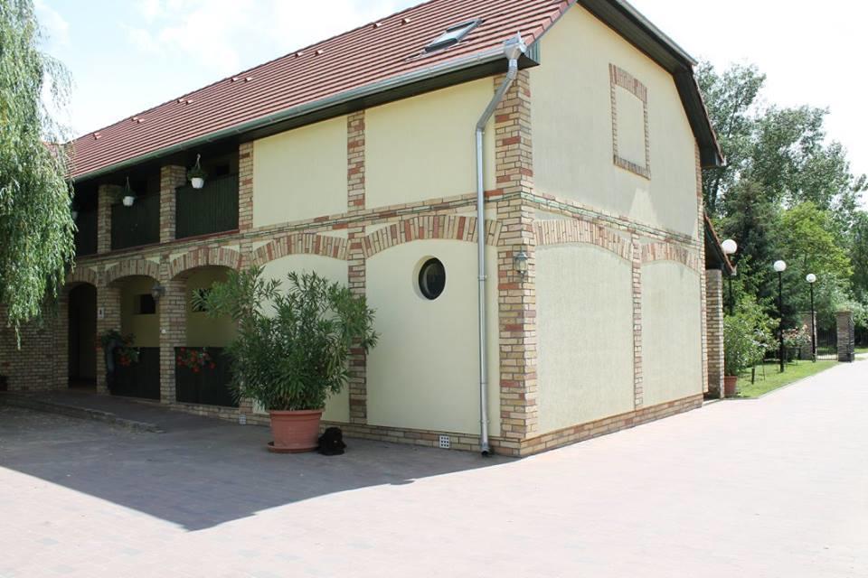 Kiraly Lovastanya Panzio Bed & Breakfast Janoshalma Exterior photo